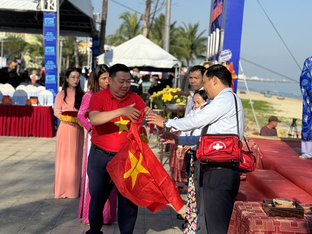 Trao tặng ngư dân Đà Nẵng 1.000 lá cờ Tổ quốc ở Lễ hội Cầu ngư đầu năm- Ảnh 4.