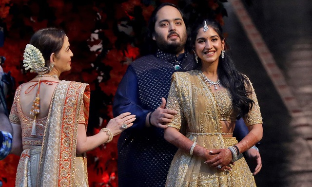 Anant Ambani, con trai tỉ phú Ấn Độ Mukesh Ambani, cùng vợ sắp cưới Radhika Merchant trong lễ đính hôn ở Mumbai, Ấn Độ. Ảnh: Reuters