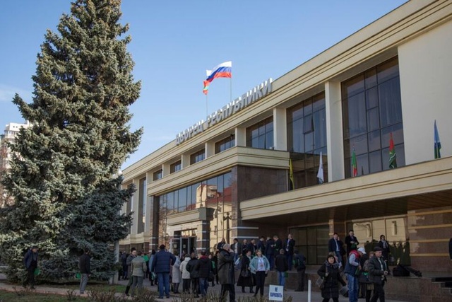 Các đại biểu tập trung tham gia đại hội ở Tiraspol, vùng ly khai Transnistria, ngày 28-2. Ảnh: Reuters