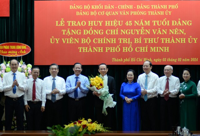 Bí thư Nguyễn Văn Nên nhận huy hiệu 45 năm tuổi Đảng- Ảnh 2.