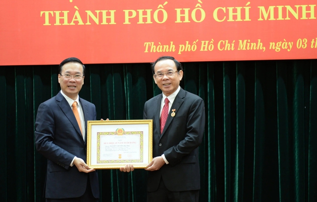 Bí thư Nguyễn Văn Nên nhận huy hiệu 45 năm tuổi Đảng- Ảnh 1.