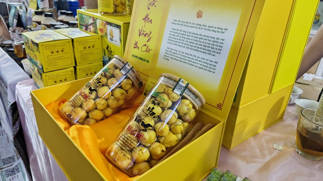Trà hoa vàng 1,5 triệu đồng/100gram tại chợ Tết TP HCM- Ảnh 2.