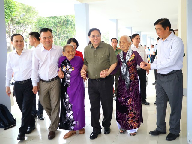 Thủ tướng Phạm Minh Chính tặng quà, chúc Tết người dân tại Cần Thơ- Ảnh 1.
