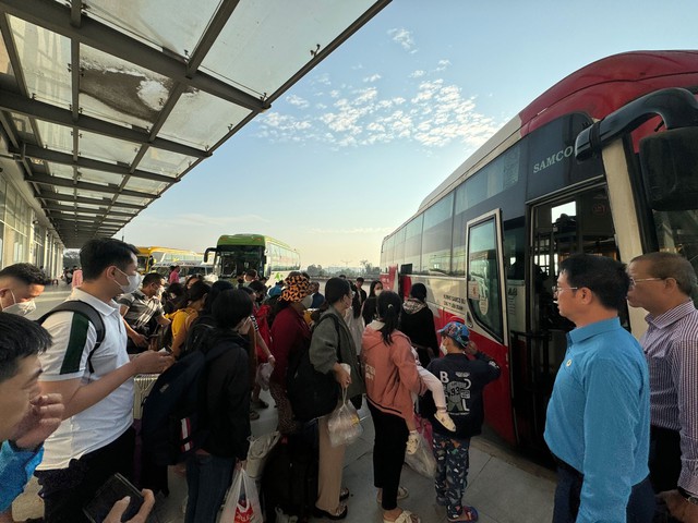 Hành khách lên xe về quê sáng 4-2 tại Bến xe Miền Đông mới Ảnh: ÁI MY