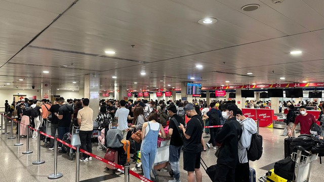 Sân bay Tân Sơn Nhất đông nghẹt khách ngày 4-2 Ảnh: BÌNH AN