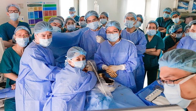 Ê-kíp bác sĩ 2 bệnh viện thực hiện ca phẫu thuật nong tim trong bào thai cho sản phụ D.D.L vào đầu tháng 1-2024 Ảnh: BVCC