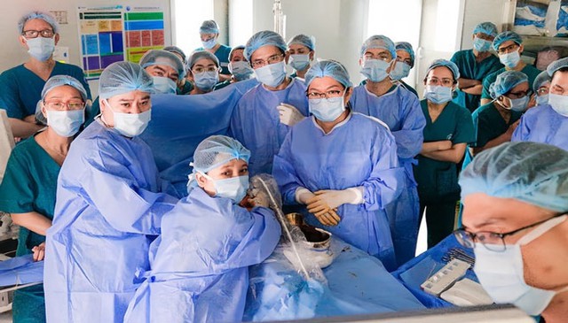 Ê-kíp bác sĩ 2 bệnh viện thực hiện ca phẫu thuật nong tim trong bào thai cho sản phụ D.D.L vào đầu tháng 1-2024 Ảnh: BVCC Ê-kíp bác sĩ 2 bệnh viện thực hiện ca phẫu thuật nong tim trong bào thai cho sản phụ D.D.L vào đầu tháng 1-2024 Ảnh: BVCC