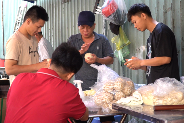 TP HCM: Món bánh đặc biệt chỉ bán dịp Tết Nguyên đán- Ảnh 4.