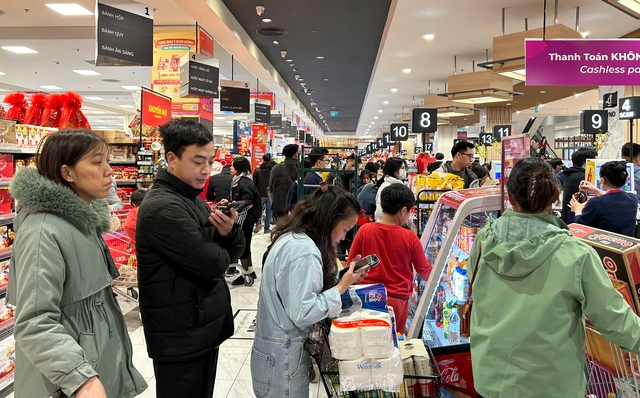 Siêu thị chật kín khách mua sắm trước kỳ nghỉ Tết Nguyên đán Giáp Thìn 2024- Ảnh 12.