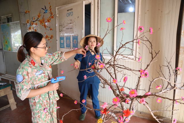 VIDEO: Đội công binh "mũ nồi xanh" thi gói bánh chưng đón Tết tại châu Phi- Ảnh 7.