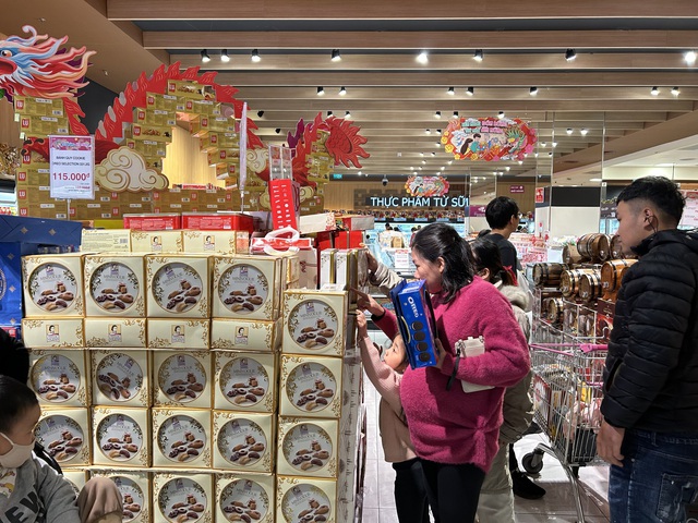 Siêu thị chật kín khách mua sắm trước kỳ nghỉ Tết Nguyên đán Giáp Thìn 2024- Ảnh 2.