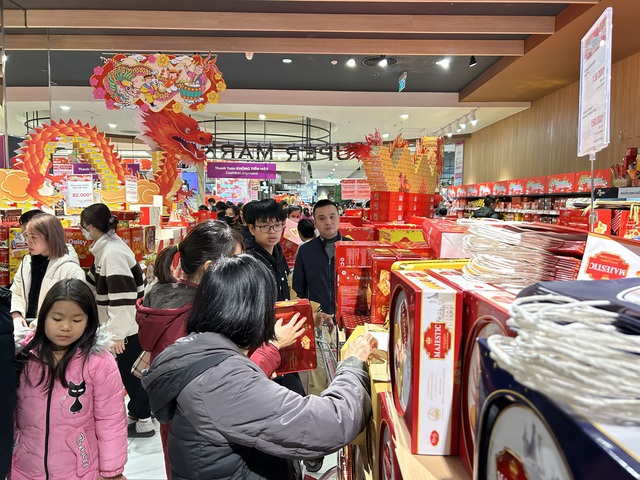 Siêu thị chật kín khách mua sắm trước kỳ nghỉ Tết Nguyên đán Giáp Thìn 2024- Ảnh 4.