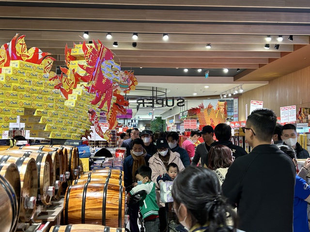 Siêu thị chật kín khách mua sắm trước kỳ nghỉ Tết Nguyên đán Giáp Thìn 2024- Ảnh 1.