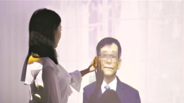 Nhờ công nghệ trí tuệ nhân tạo, người Trung Quốc có thể trò chuyện trực tiếp với người thân đã khuất. Ảnh: Nhật báo Quảng Châu