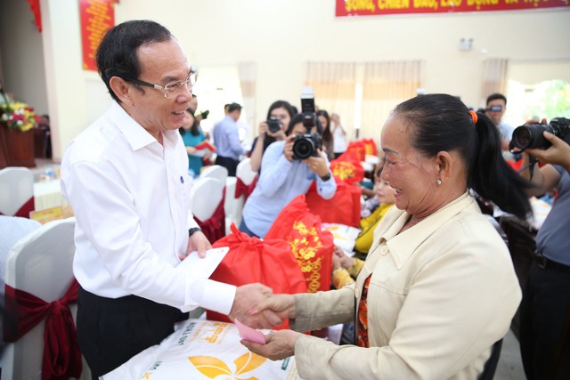 Ủy viên Bộ Chính trị, Bí thư Thành ủy TP HCM Nguyễn Văn Nên chúc Tết và tặng quà người dân tỉnh Tây Ninh Ảnh: THẢO NGUYỄN