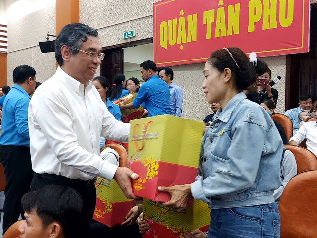 Phó Bí thư Thành ủy, Trưởng Ban Tổ chức Thành ủy TP HCM Nguyễn Phước Lộc chúc Tết và tặng quà công nhân - lao động tại quận Tân Phú Ảnh: CAO HƯỜNG