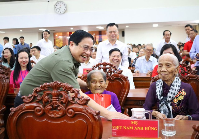 Thủ tướng Phạm Minh Chính thăm hỏi và chúc Tết các Mẹ Việt Nam anh hùng ở TP Cần Thơ Ảnh: CA LINH