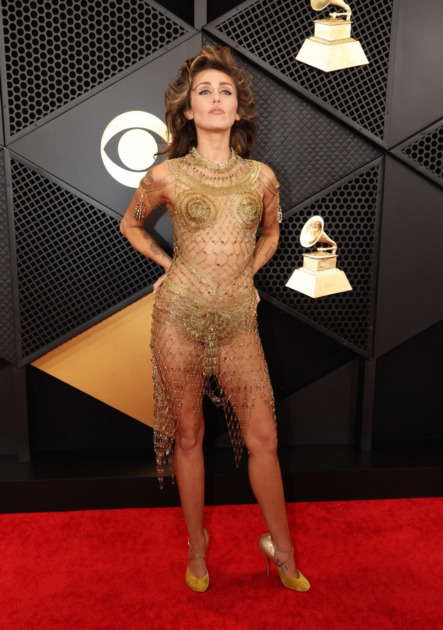 Miley Cyrus mặc "váy lưới", Dua Lipa gợi cảm tại Grammy 2024- Ảnh 1.