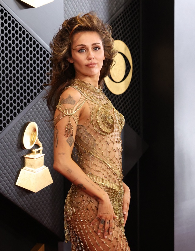 Miley Cyrus mặc "váy lưới", Dua Lipa gợi cảm tại Grammy 2024- Ảnh 3.
