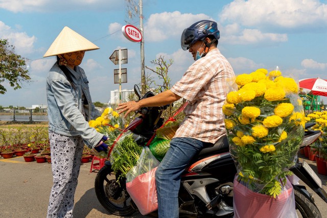 Chở Tết về nhà. Ảnh chụp ở chợ hoa Bình Điền, TP HCMẢnh: THANH NHÂN