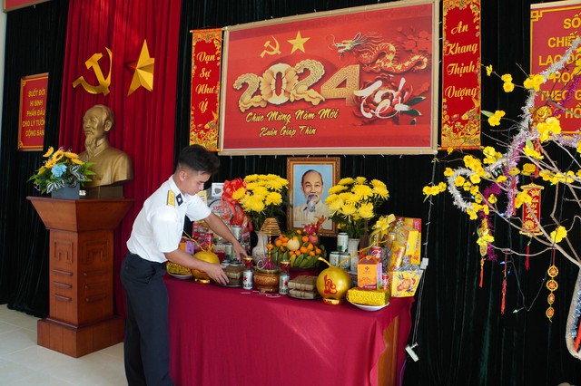 Chiến sĩ Đồn Biên phòng Nam Du - Bộ đội Biên phòng tỉnh Kiên Giang trang hoàng bàn thờ Bác dịp Tết đến xuân về Ảnh: THẾ DŨNG