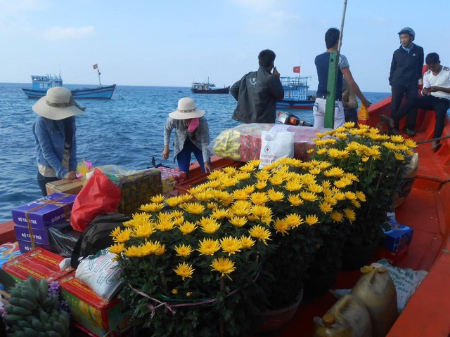 Các chuyến tàu chở hàng Tết về huyện đảo Lý Sơn (Quảng Ngãi) những ngày này luôn thắm sắc hoa Ảnh: VĂN MỊNH