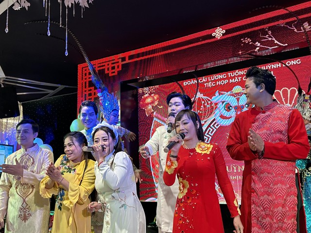 Hoài Linh, Hữu Quốc, Bình Tinh và nghệ sĩ tề tựu mừng 7 năm đoàn Huỳnh Long khởi sắc- Ảnh 5.