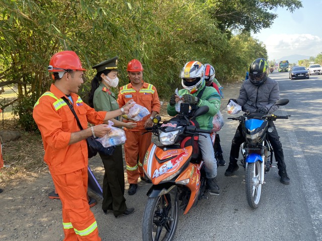 Công đoàn hỗ trợ người dân về quê đón Tết- Ảnh 3.