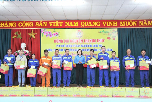 Trao quà Tết cho hàng trăm công nhân tại Đà Nẵng- Ảnh 2.