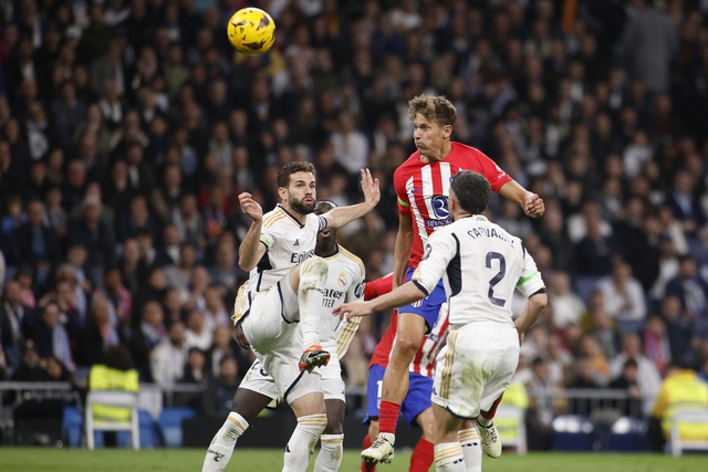 Gỡ hòa phút bù giờ, Atletico ngăn Real Madrid hưởng niềm vui- Ảnh 1.
