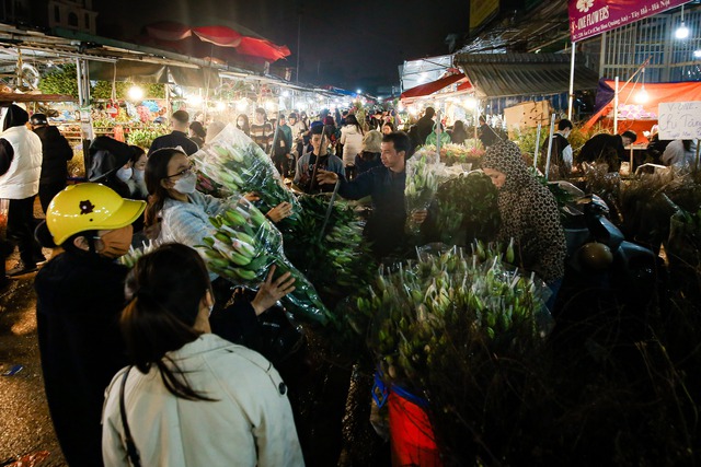 Chợ hoa Quảng Bá nhộn nhịp những ngày cận Tết Giáp Thìn 2024- Ảnh 10.