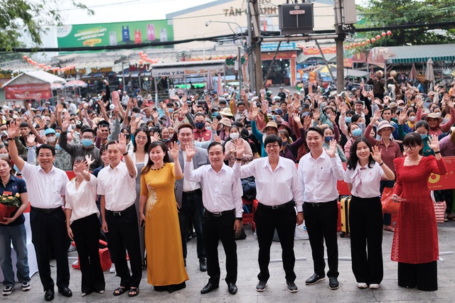 "Chuyến xe hạnh phúc" đưa miễn phí 900 người dân về quê đón Tết- Ảnh 3.