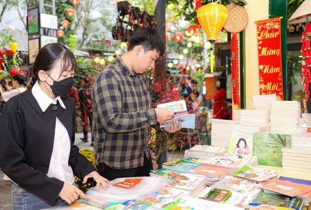 Phố sách Xuân Giáp Thìn thu hút đông đảo người dân và du khách- Ảnh 9.
