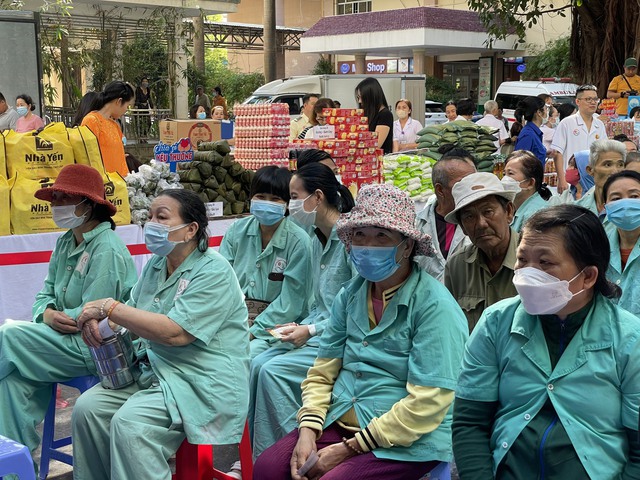 "Phiên chợ Tết 0 đồng" đến với bệnh nhân khó khăn Khánh Hòa- Ảnh 2.