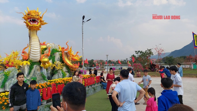 Dòng người kéo nhau đến ngắm linh vật rồng ở vùng biên Lao Bảo- Ảnh 6.