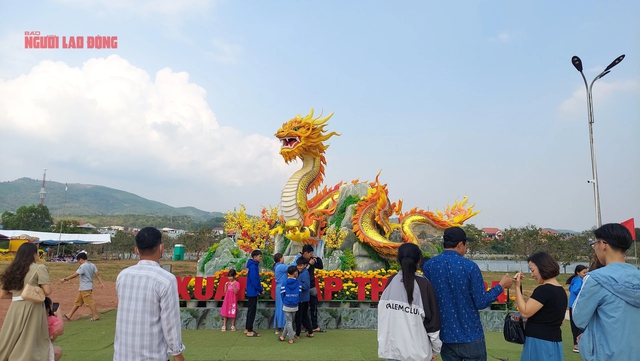 Dòng người kéo nhau đến ngắm linh vật rồng ở vùng biên Lao Bảo- Ảnh 5.