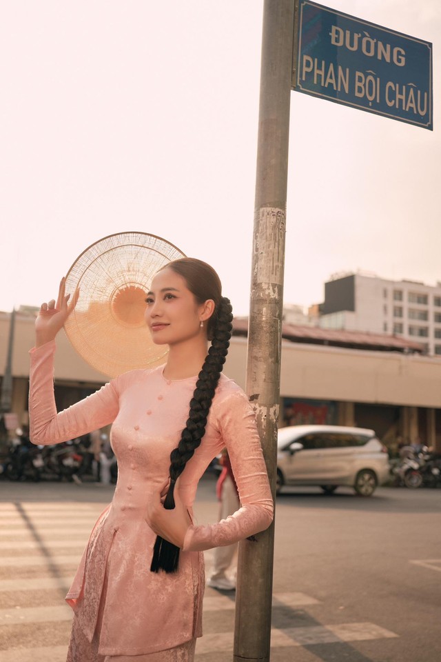 MC Ninh Hoàng Ngân diện áo bà ba xuống phố - Ảnh 3.