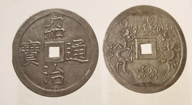 Hình rồng đôi trên đồng tiền thưởng Song Long ngân tiền thời vua Thiệu Trị.