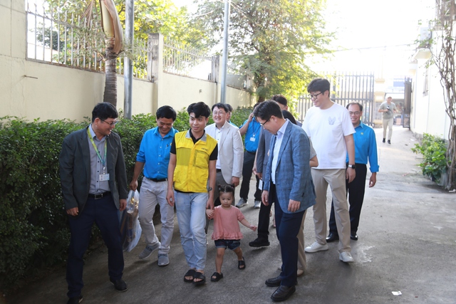 Tổng Giám đốc Hàn Quốc đến tận nhà trọ thăm công nhân- Ảnh 3.