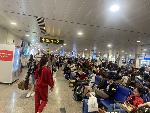 Sân bay Tân Sơn Nhất bớt đông đúc, thí điểm thu phí không dừng- Ảnh 1.