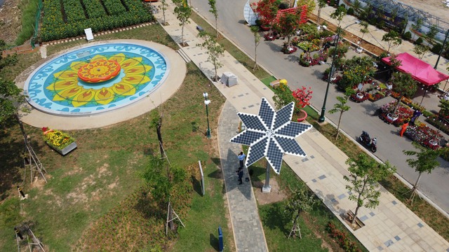 Khánh thành trụ hoa hướng dương khổng lồ phát điện sạch ở Công viên bờ sông Sài Gòn - Ảnh 1.