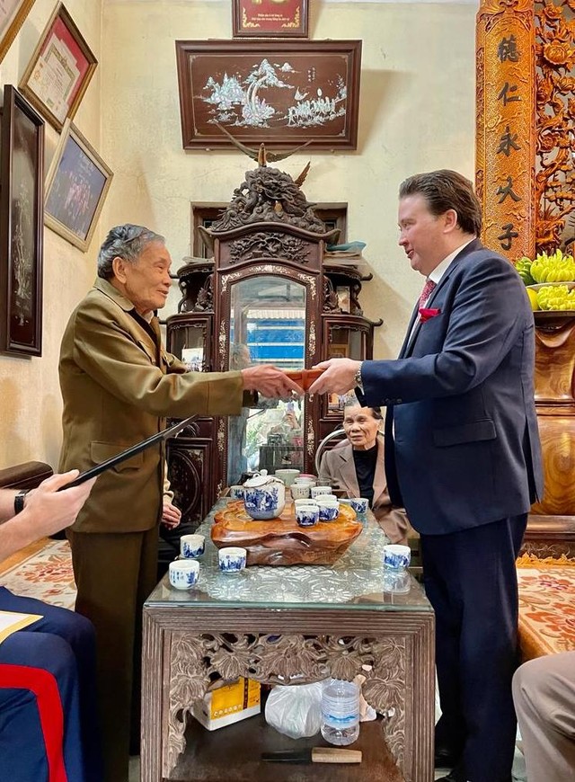 Đại sứ Marc Knapper trao cựu chiến binh Việt Nam thư của Tổng thống Mỹ- Ảnh 2.