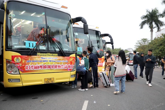 Hàng chục chuyến xe ấm áp nghĩa tình của Công đoàn Thủ đô đã khởi hành, đưa 1.200 công nhân lao động về quê đón Tết Nguyên đán