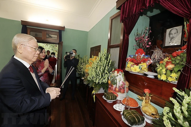 Tổng Bí thư Nguyễn Phú Trọng dâng hương tưởng niệm Chủ tịch Hồ Chí Minh tại Nhà 67- Ảnh 1.