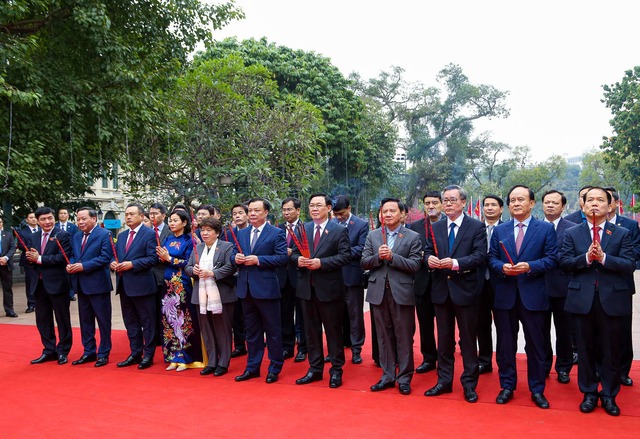 Chủ tịch Quốc hội chúc Tết Đảng bộ, chính quyền và nhân dân Hà Nội- Ảnh 7.