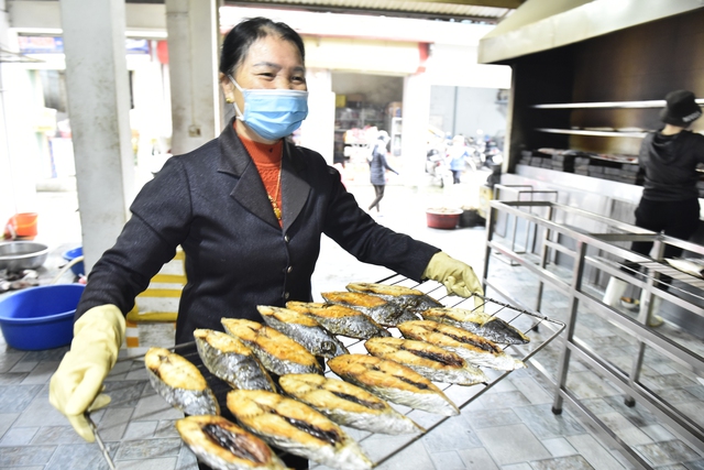 Nướng cá đặc sản xuyên đêm phục vụ dân ăn Tết- Ảnh 11.