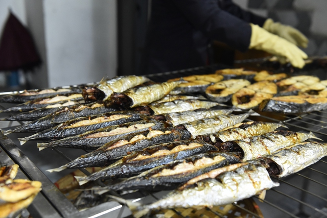 Nướng cá đặc sản xuyên đêm phục vụ dân ăn Tết- Ảnh 12.