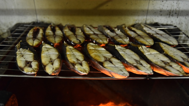 Nướng cá đặc sản xuyên đêm phục vụ dân ăn Tết- Ảnh 9.
