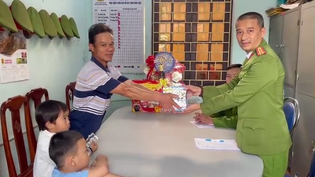 Con mang pháo hoa về nhà, cha có cách "xử" đẹp- Ảnh 1.