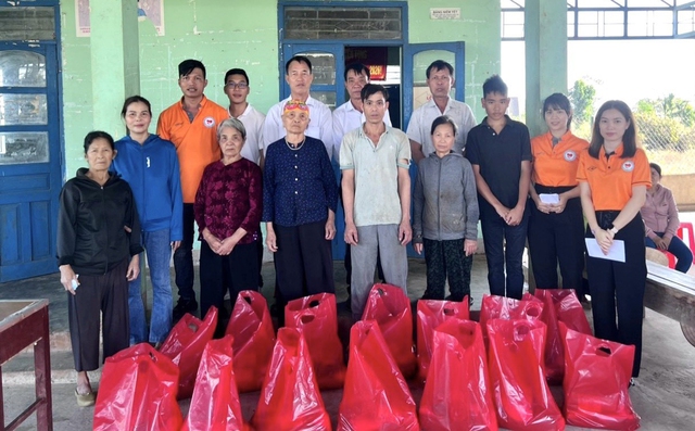 "Xuân sum vầy - Tết sẻ chia": Vòng tay yêu thương Ea Kao- Ảnh 1.